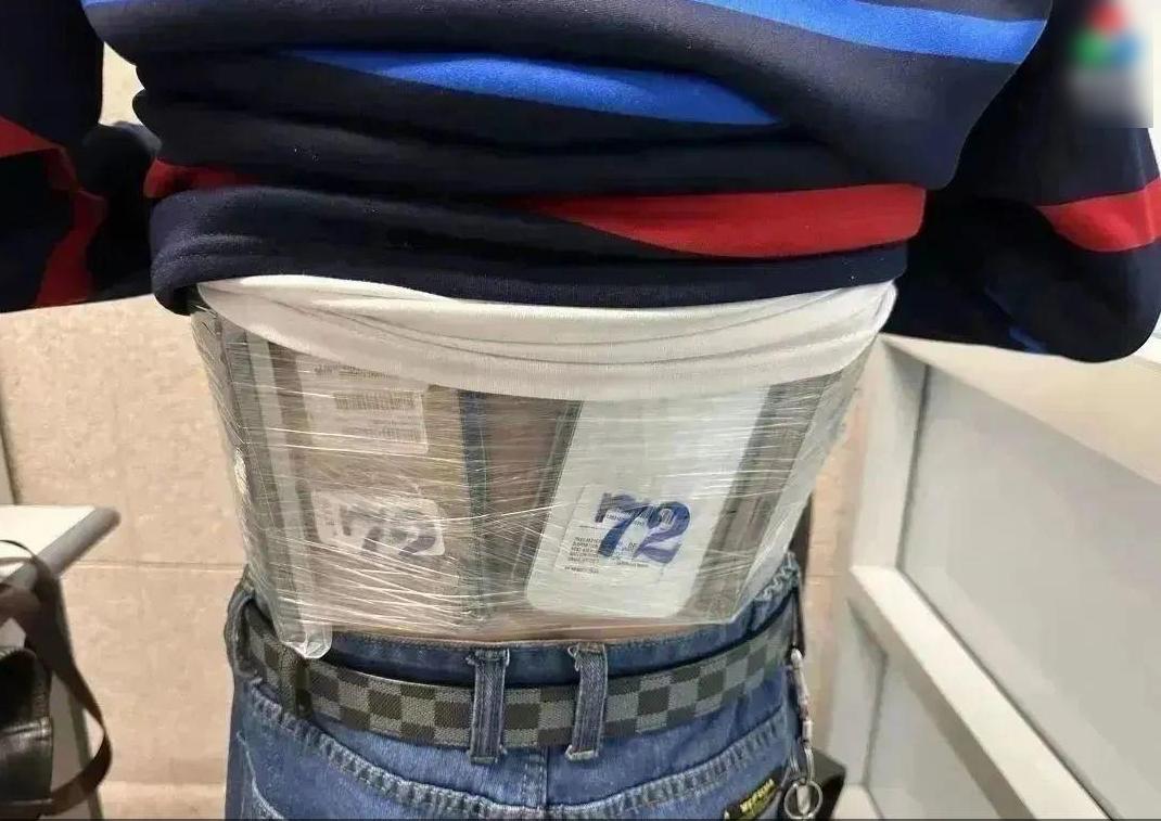 涉事水貨客身纏60部舊手機,主要是iPhone。(互聯網)