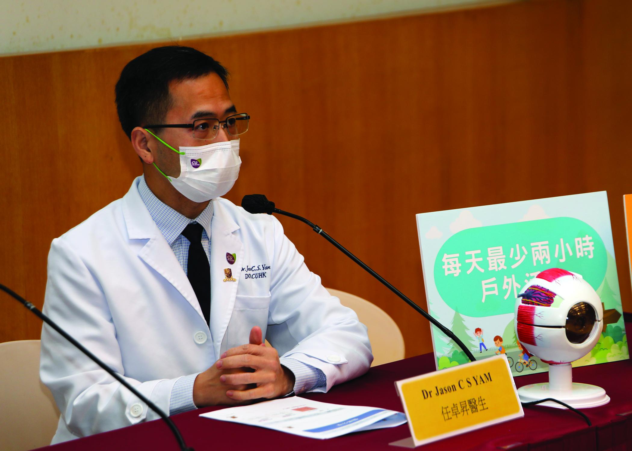中大醫學院眼科及視覺科學學系副教授任卓昇醫生提醒家長和教師要注意學童的視力健康,學童每天應花最少2小時或每週14小時接觸戶外環境。