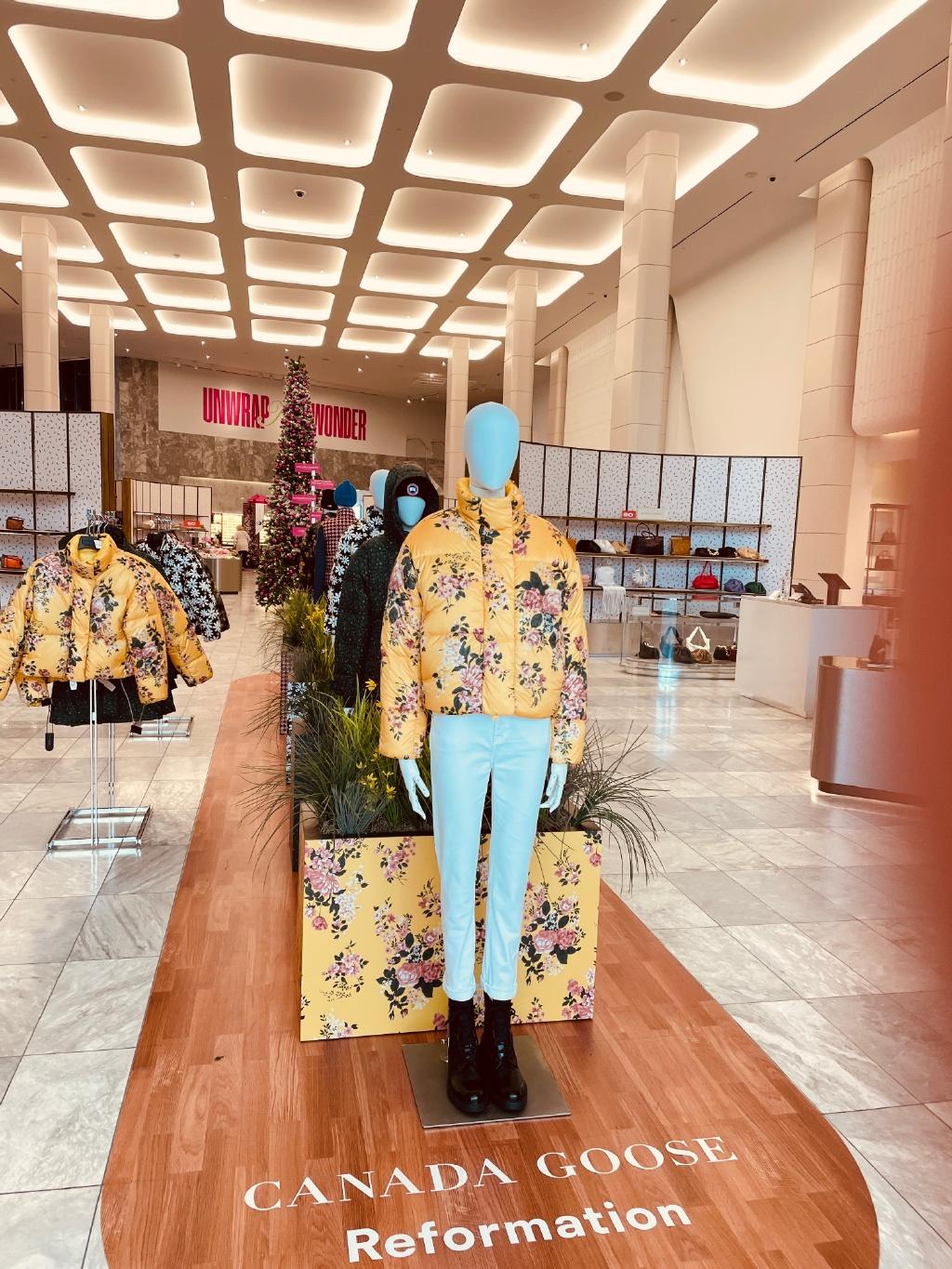 加拿大鵝門市內的涉事羽絨外套。(互聯網)