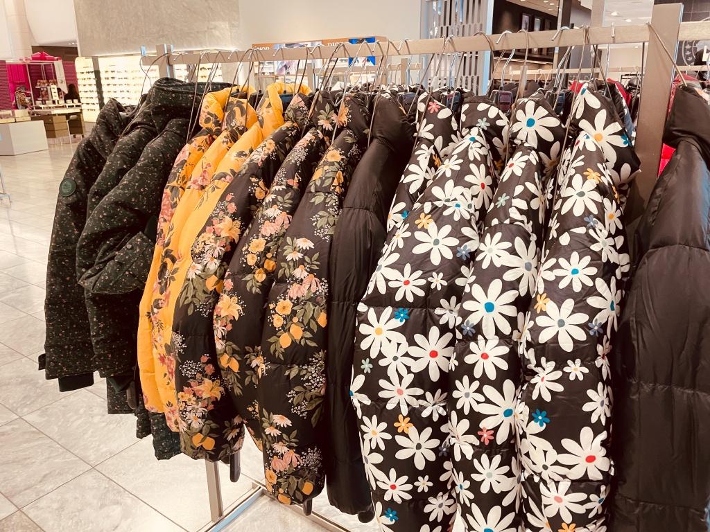 加拿大鵝門市內的同系列羽絨外套。(互聯網)