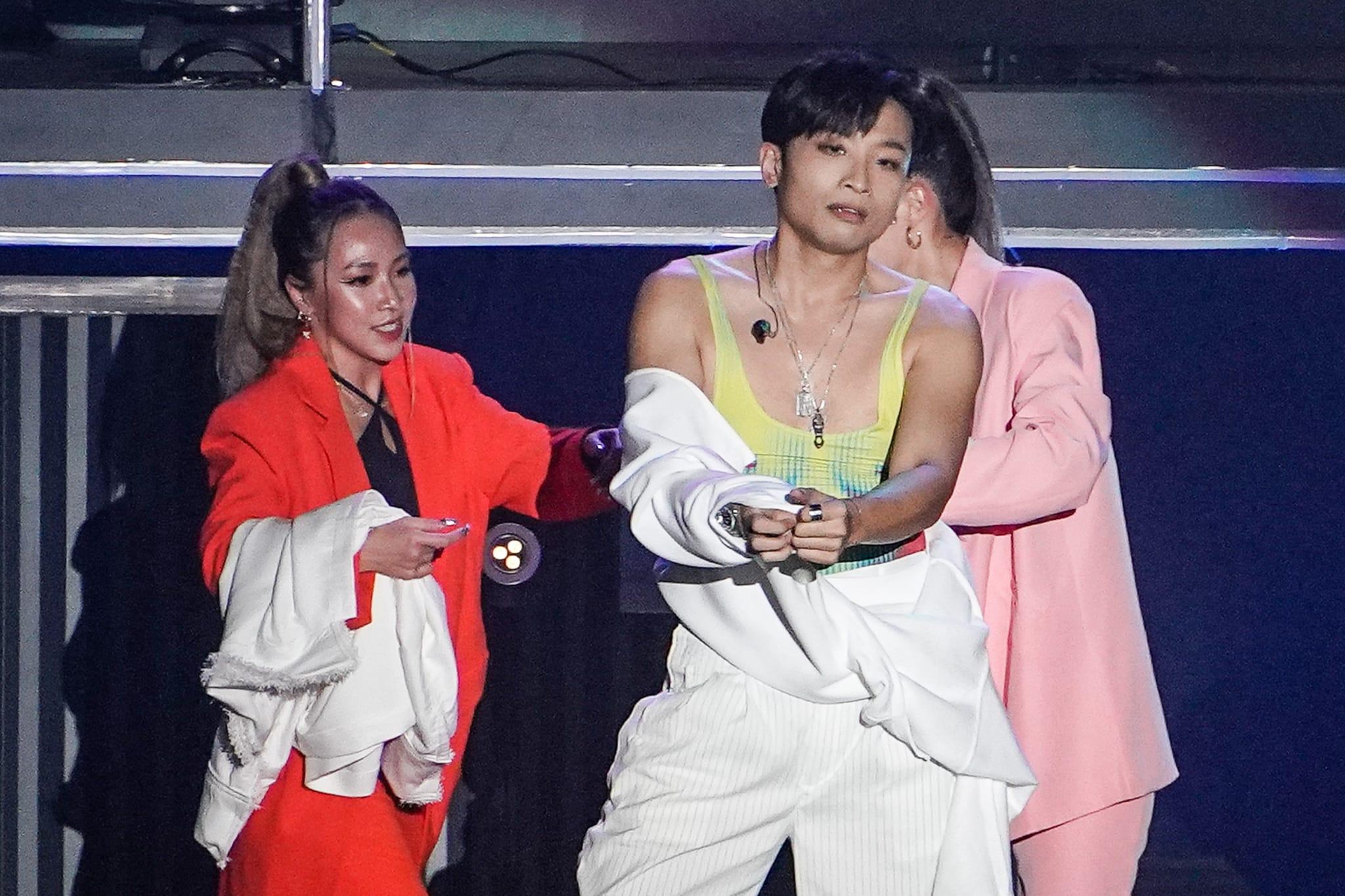 阿Dee在台上換衫,示範明星生活。 (李睿哲攝)