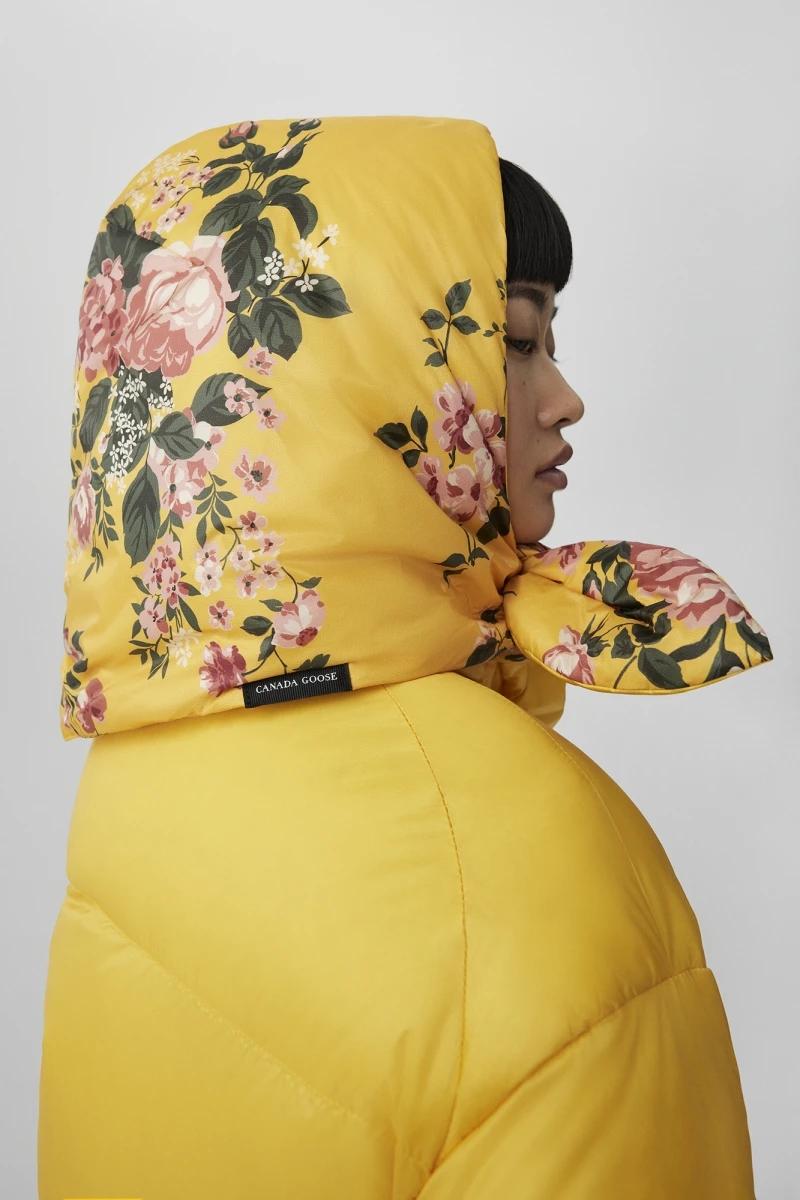 加拿大鵝一款新頭巾和羽絨外套的配搭,引起微博網民熱議。(加拿大鵝網站)