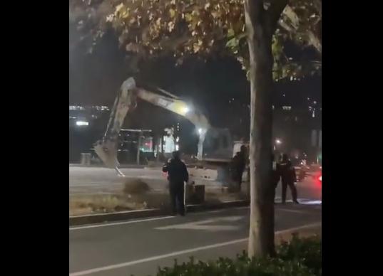 肇事鑽地機不斷轉圈,鑽頭在地上刮出火花。(互聯網)