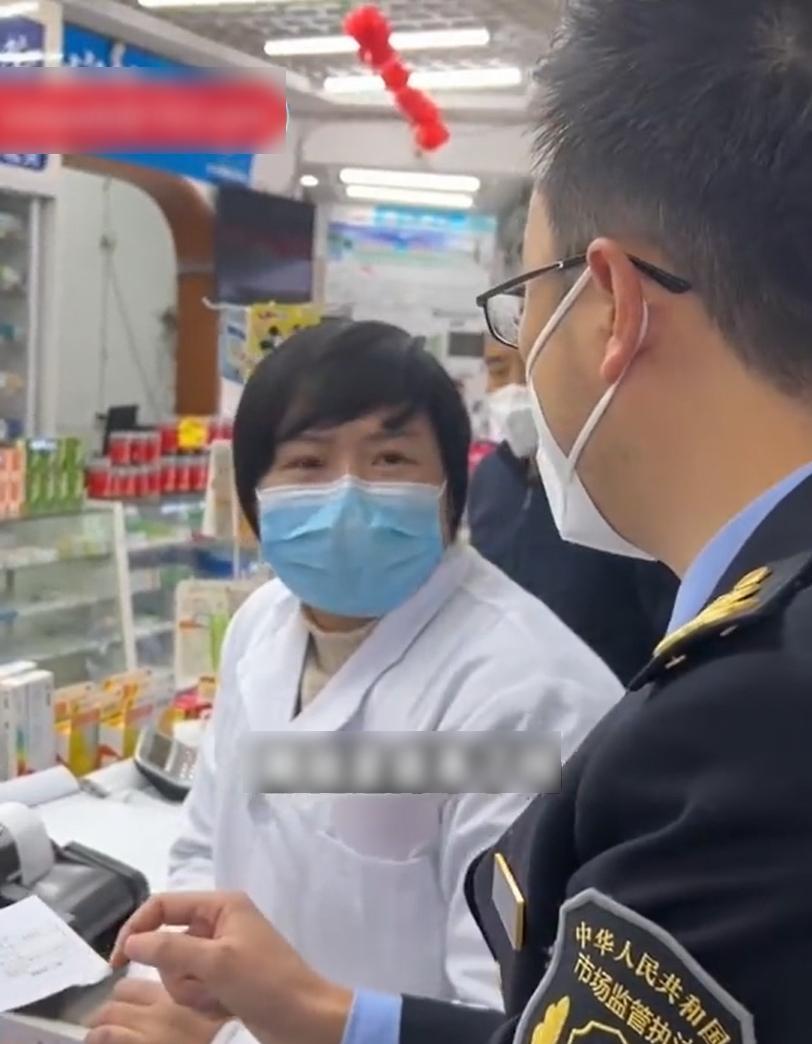 四川成都市場監督管理局昨派員到捆綁售賣連花清瘟的藥房調查。(互聯網)