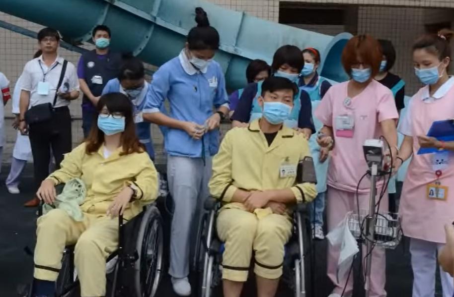 病人在3樓平台接受後續醫療照護。(影片截圖)