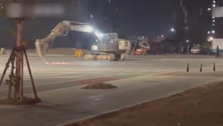 肇事鑽地機不斷轉圈,鑽頭在地上刮出火花。(互聯網)