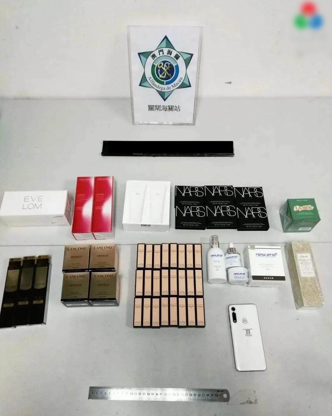 澳門海關截獲的部分化妝品。(互聯網)