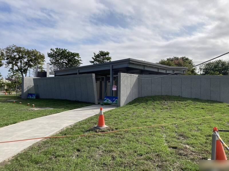 涉事公廁設計成半露天。(互聯網)