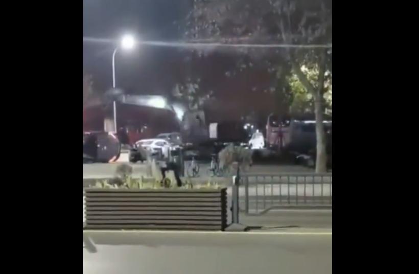 肇事鑽地機不斷轉圈,擊中附近多輛車。(互聯網)