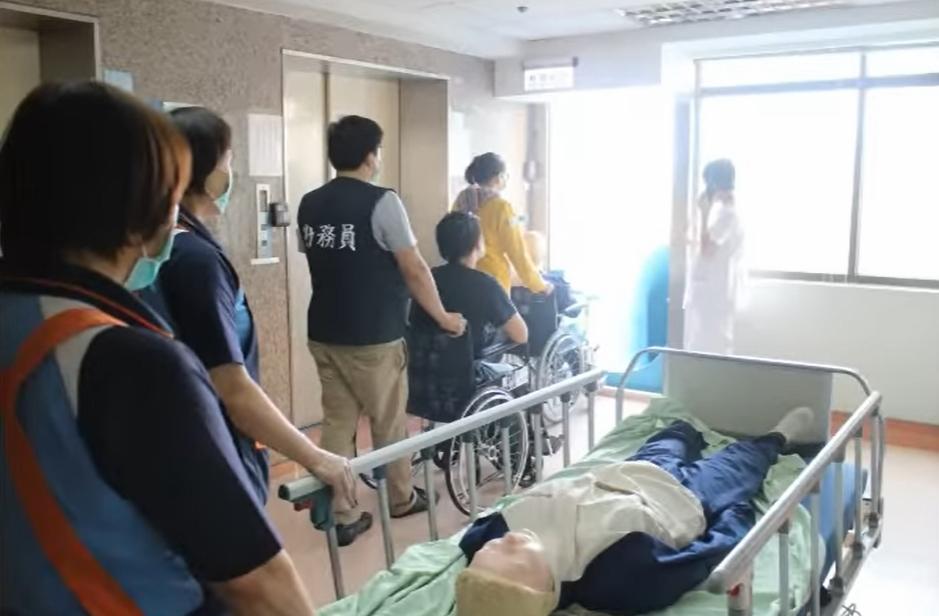 行動不便的病人使用逃生滑梯逃生。(影片截圖)