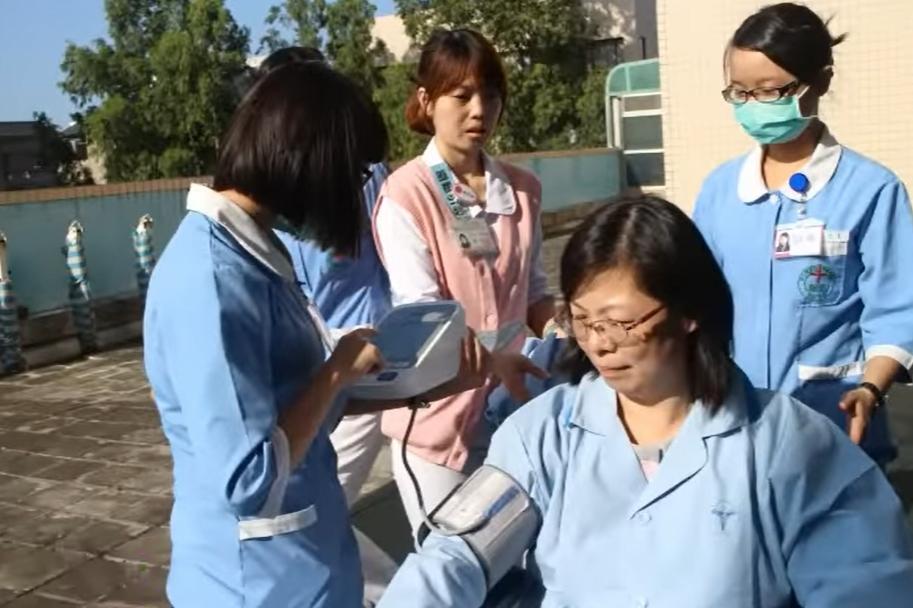 病人在3樓平台接受後續醫療照護。(影片截圖)