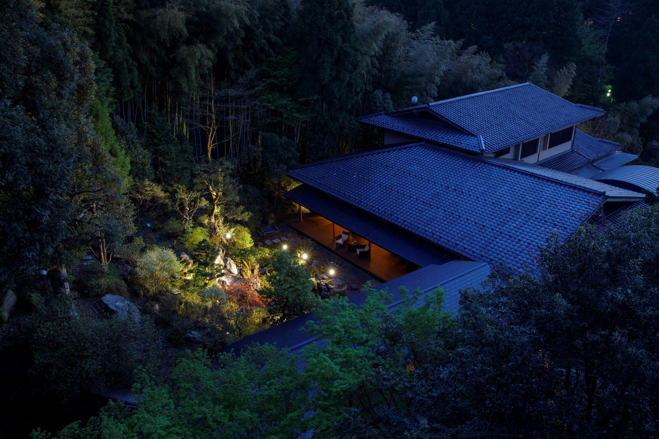 「森之栖」位於傳統溫泉勝地山代溫泉,一如其名整間旅館被森林所包圍,瀰漫著閒靜放鬆的氛圍