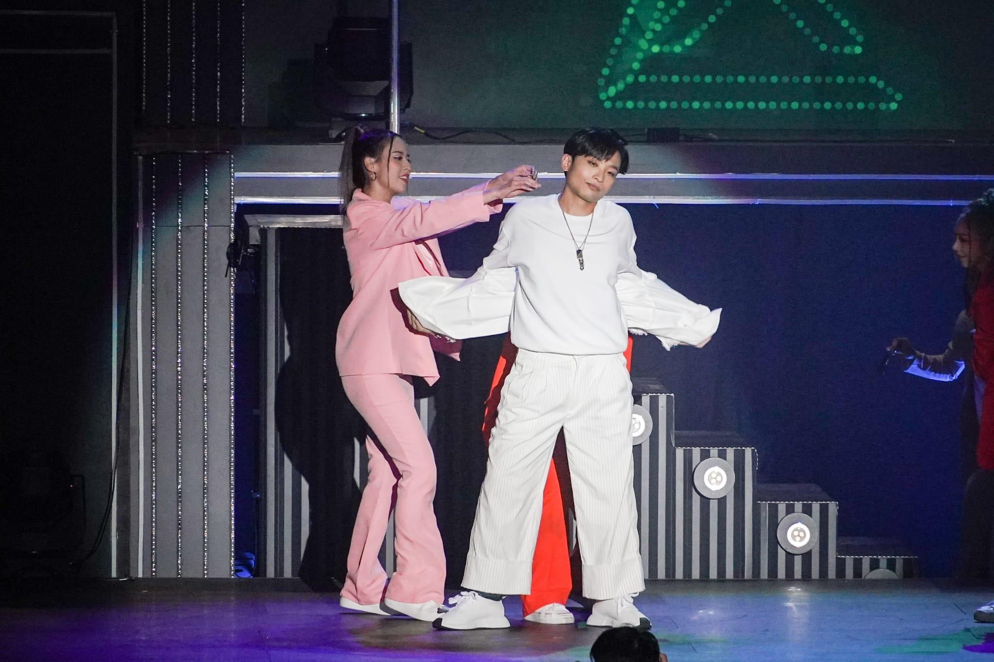 阿Dee在台上換衫,示範明星生活。 (李睿哲攝)