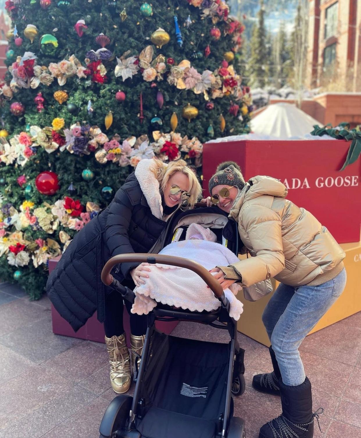 莉寶韋遜貼出一家三口合照,開心迎來一家人的首個聖誕節。