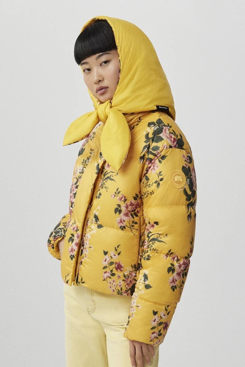 加拿大鵝一款新頭巾和羽絨外套的配搭,引起微博網民熱議。(加拿大鵝網站)