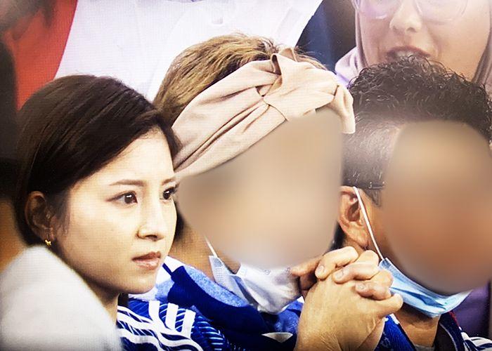 明松美玖被拍到與堂安父母一同觀戰。(影片截圖)