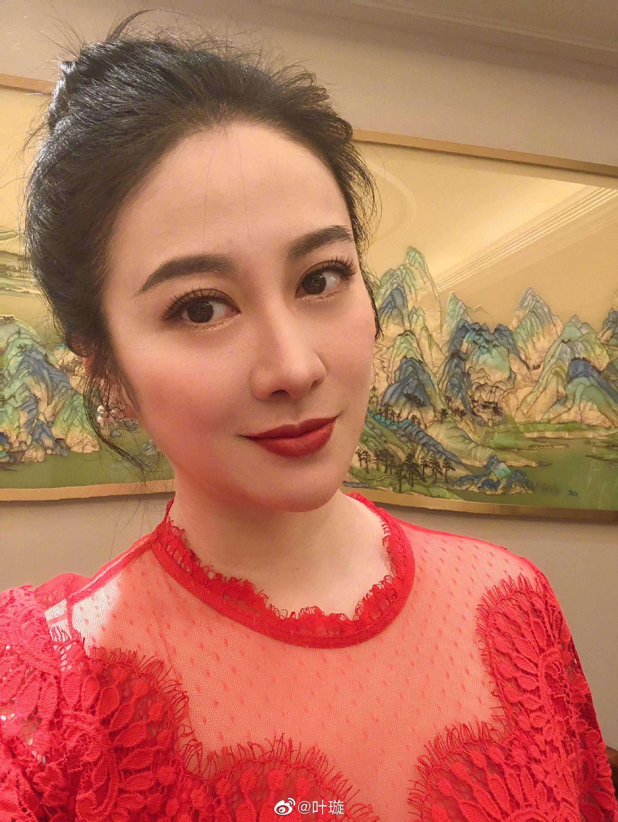 42歲葉璇零濾鏡直播 肉色內衣造型驚現腰間贅肉 崩壞古典美人形象