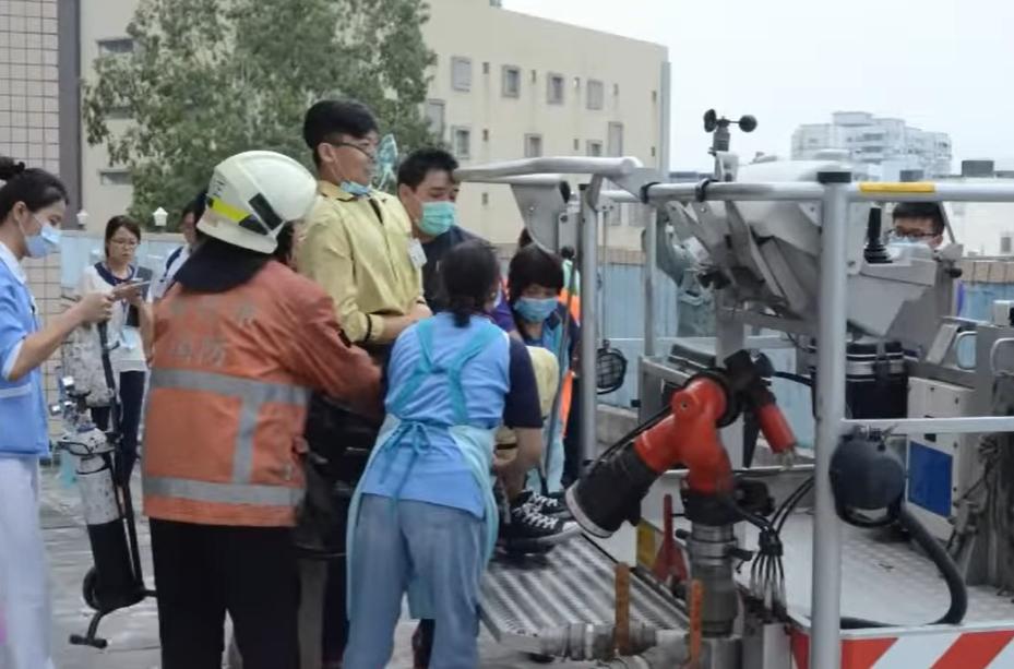 病人最後由消防雲梯救出。(影片截圖)