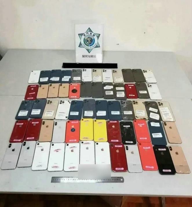 涉事水貨客身纏60部舊手機,主要是iPhone。(互聯網)