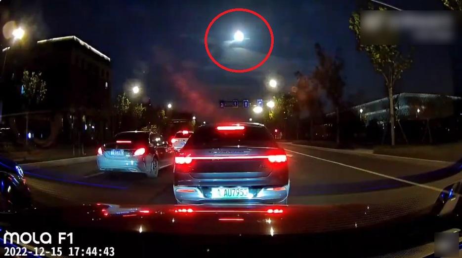 浙江民眾在路上看到有火球墜落。(互聯網)