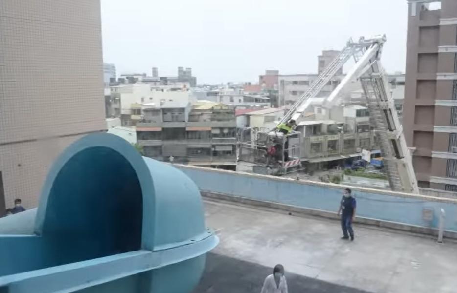 病人最後由消防雲梯救出。(影片截圖)