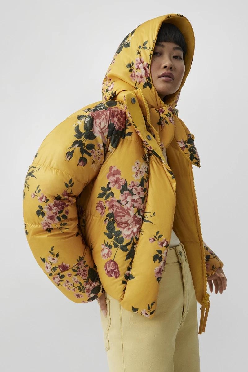 加拿大鵝一款新頭巾和羽絨外套的配搭,引起微博網民熱議。(加拿大鵝網站)