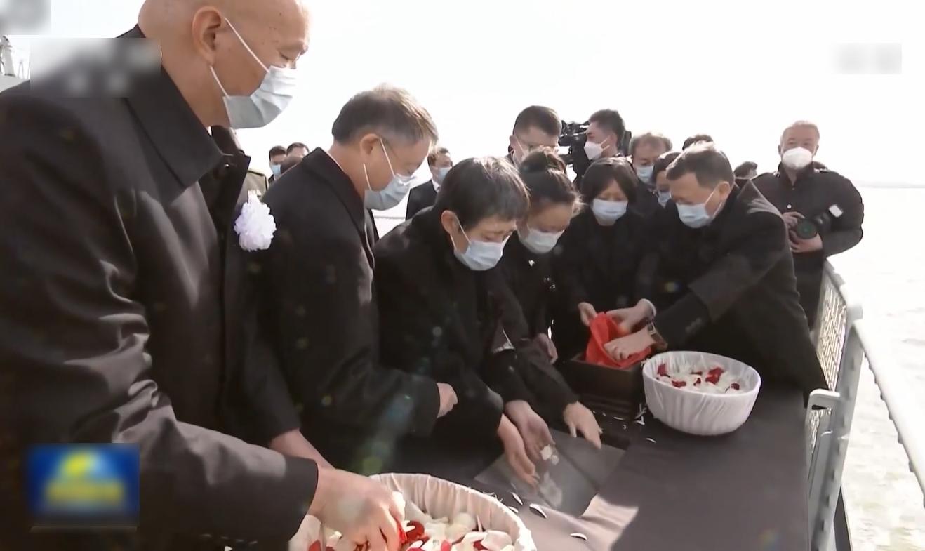 江澤民親屬將骨灰撒入大海。(央視截圖)