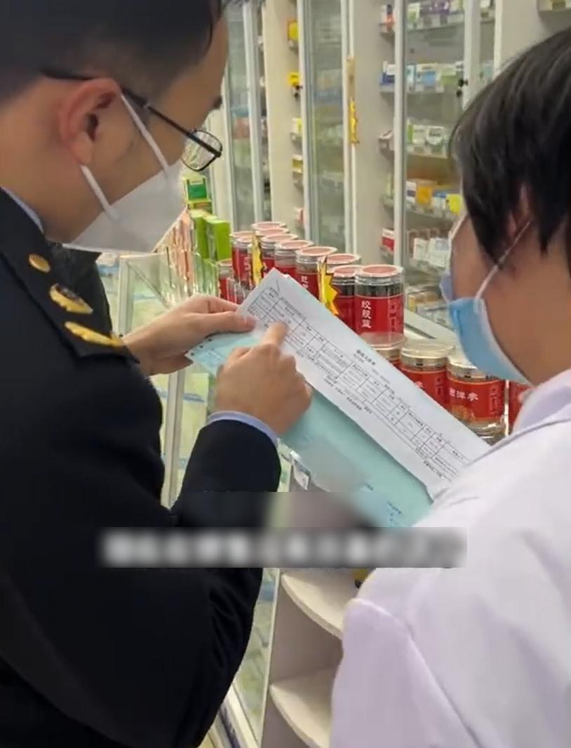 四川成都市場監督管理局昨派員到捆綁售賣連花清瘟的藥房調查。(互聯網)