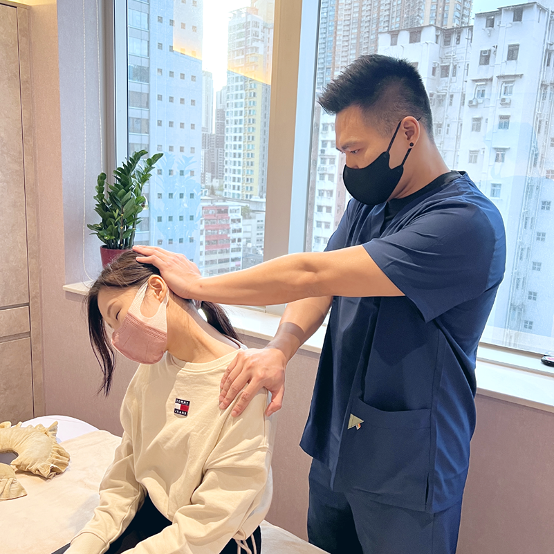 睿心針對城市人常見的高低膊、圓肩及富貴包等問題。