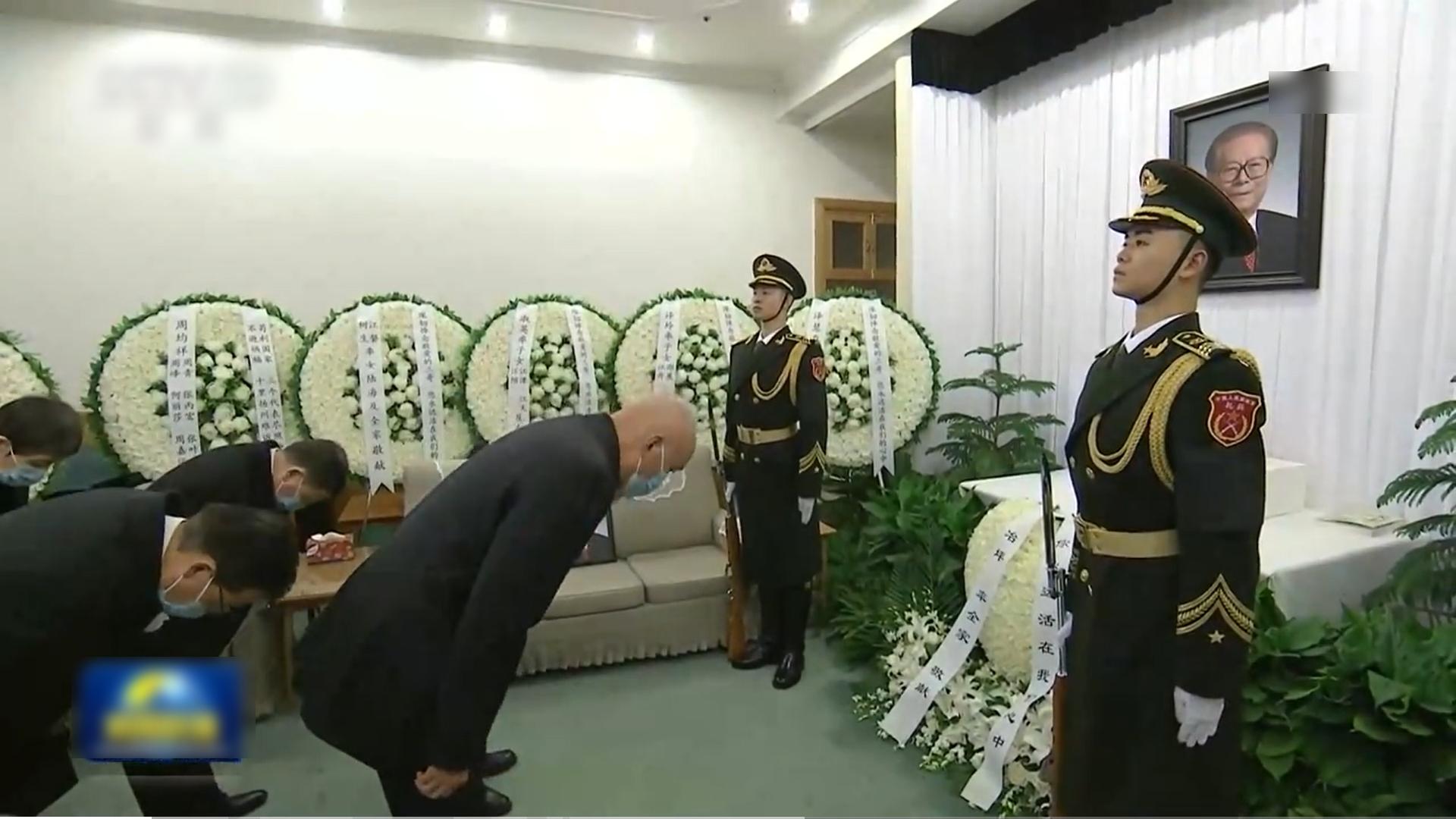 中南海來福堂設靈堂,蔡奇等領導到場致祭。(央視截圖)