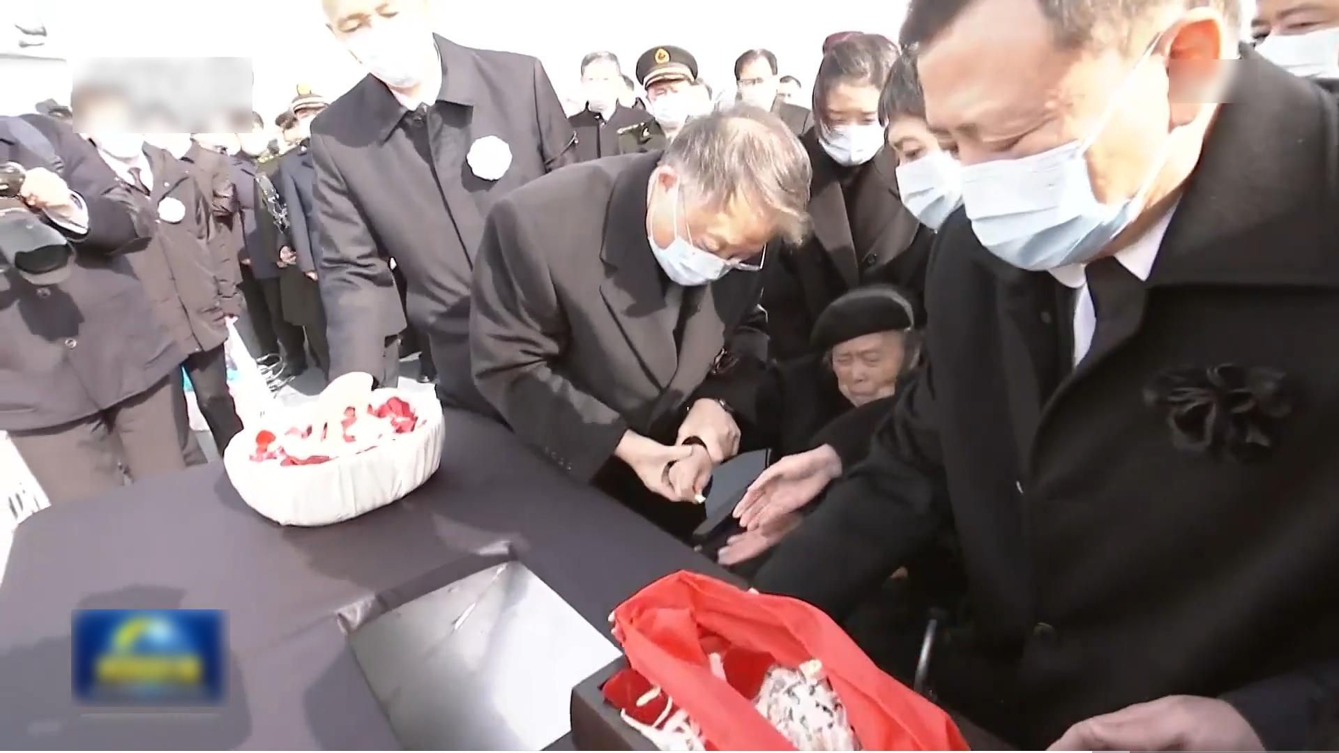 王冶坪神色悲痛,在兒子江綿恒幫助下,將第一撮骨灰撒入大海。(央視截圖)