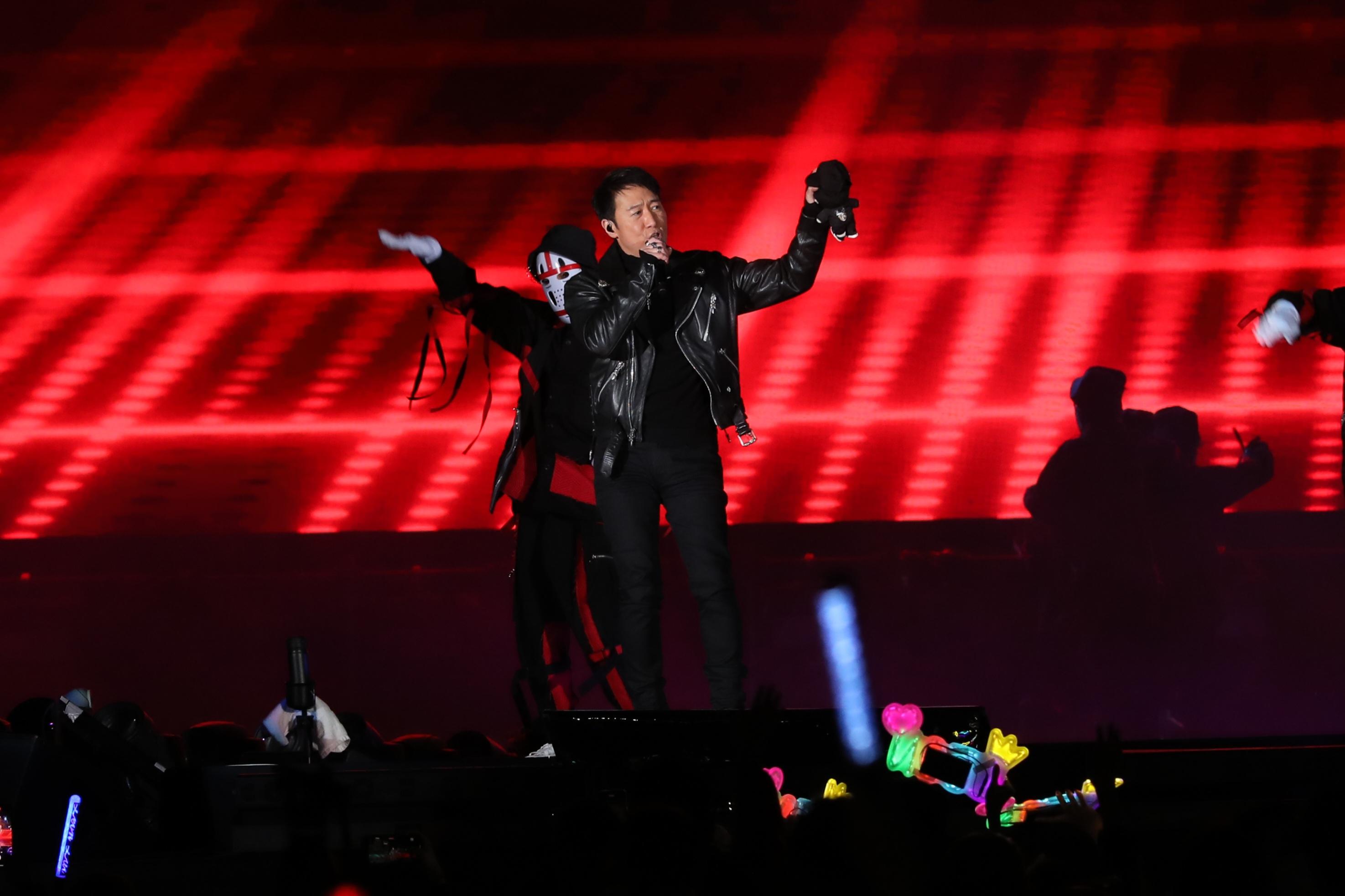 黎明表示褸上的扭扣都變黑了,亦想不到仍幾擋風。