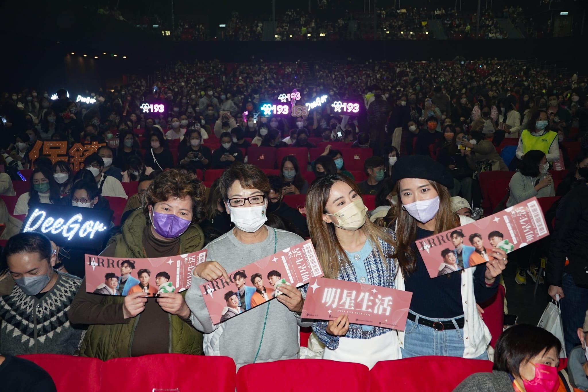 《Auntie你好》的媚姨、鍾慧冰入場支持ERROR (李睿哲攝)