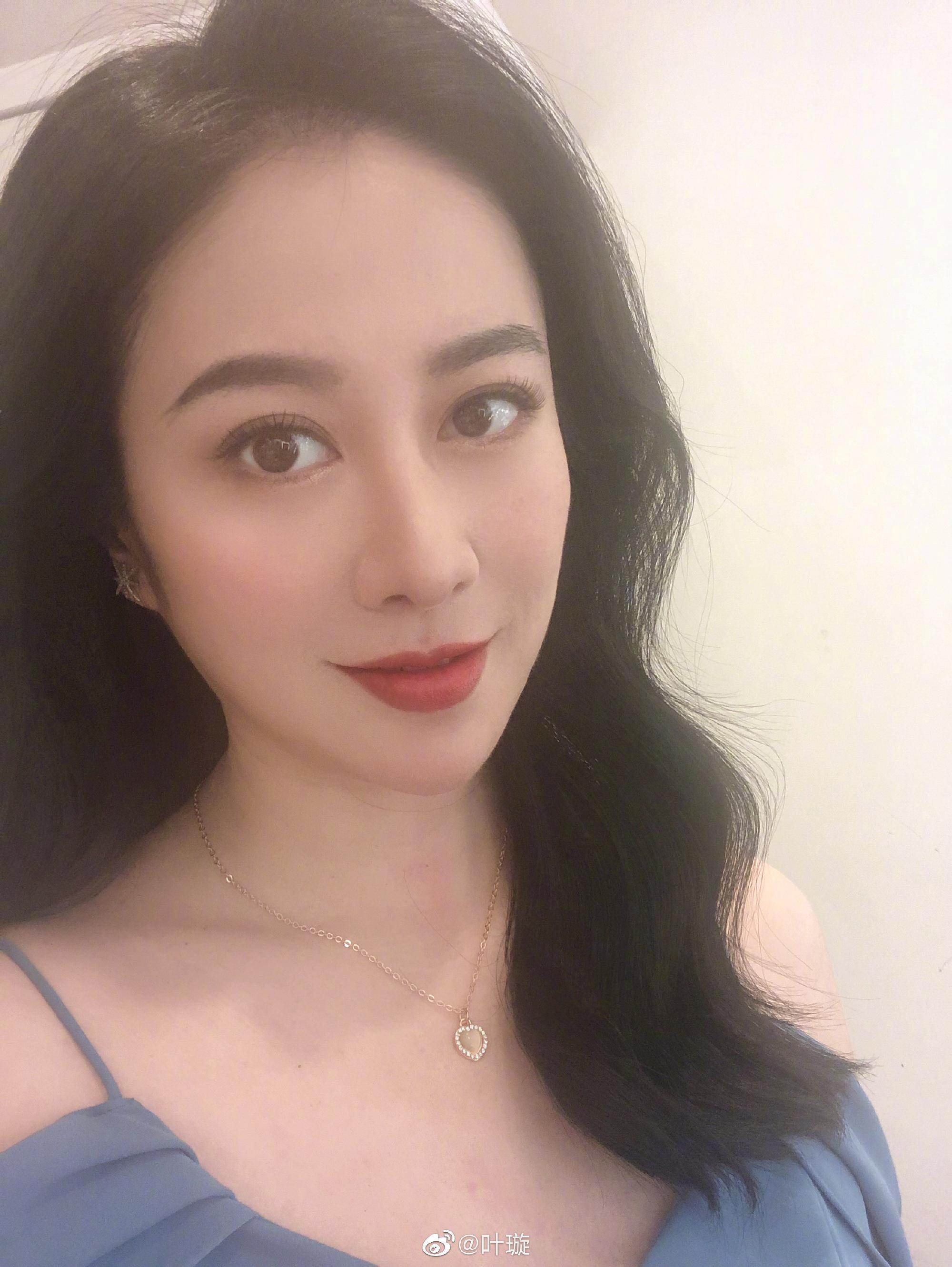 42歲葉璇零濾鏡直播 肉色內衣造型驚現腰間贅肉 崩壞古典美人形象