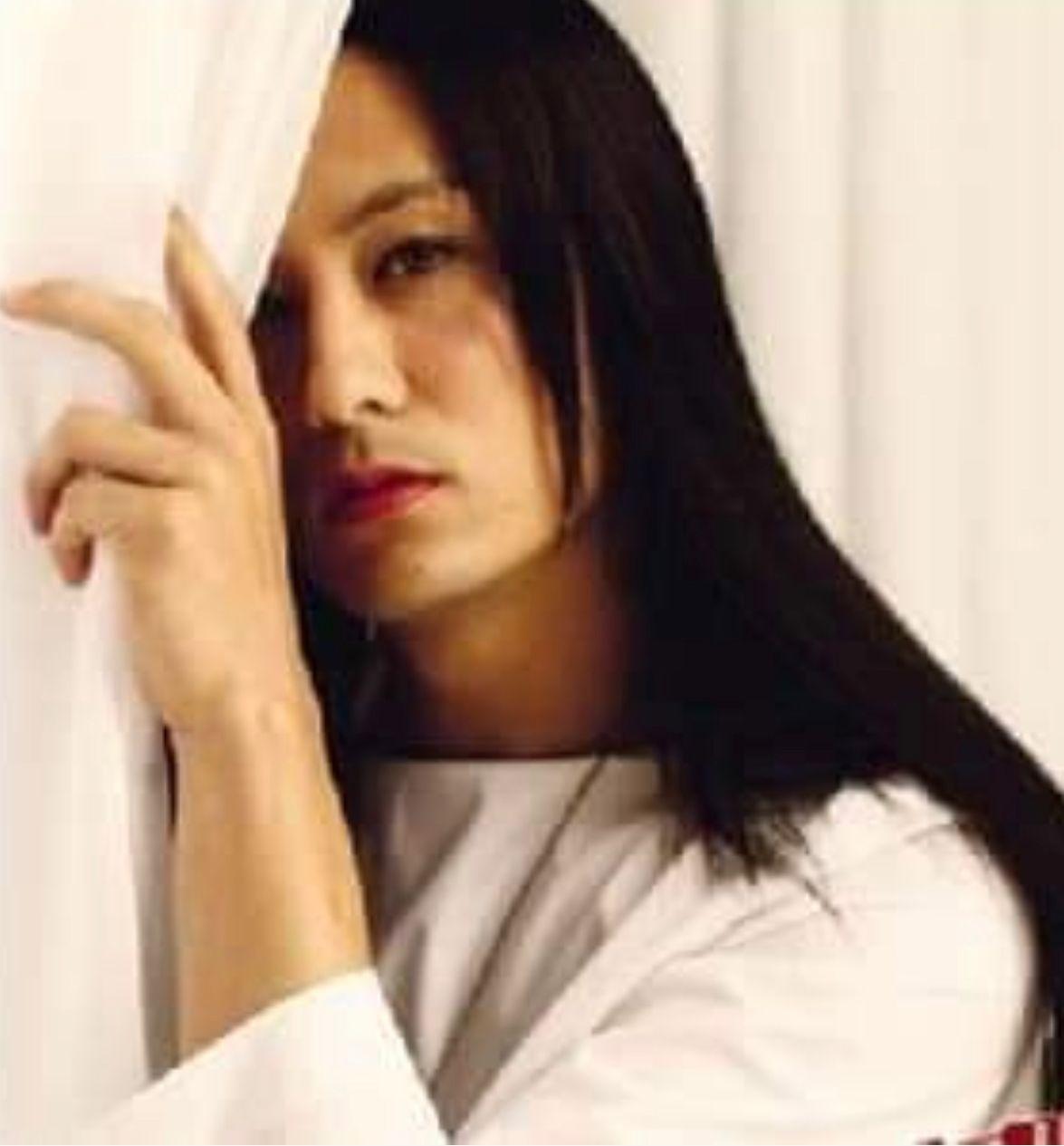 余文樂反串拍攝的《別問我是誰》MV。