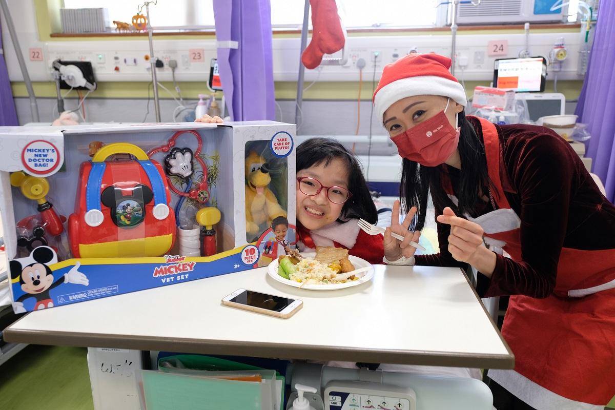 大口環根德公爵夫人兒童醫院的醫護人員在聖誕日,為住院兒童送上禮物和聖誕大餐。(醫管局圖片)