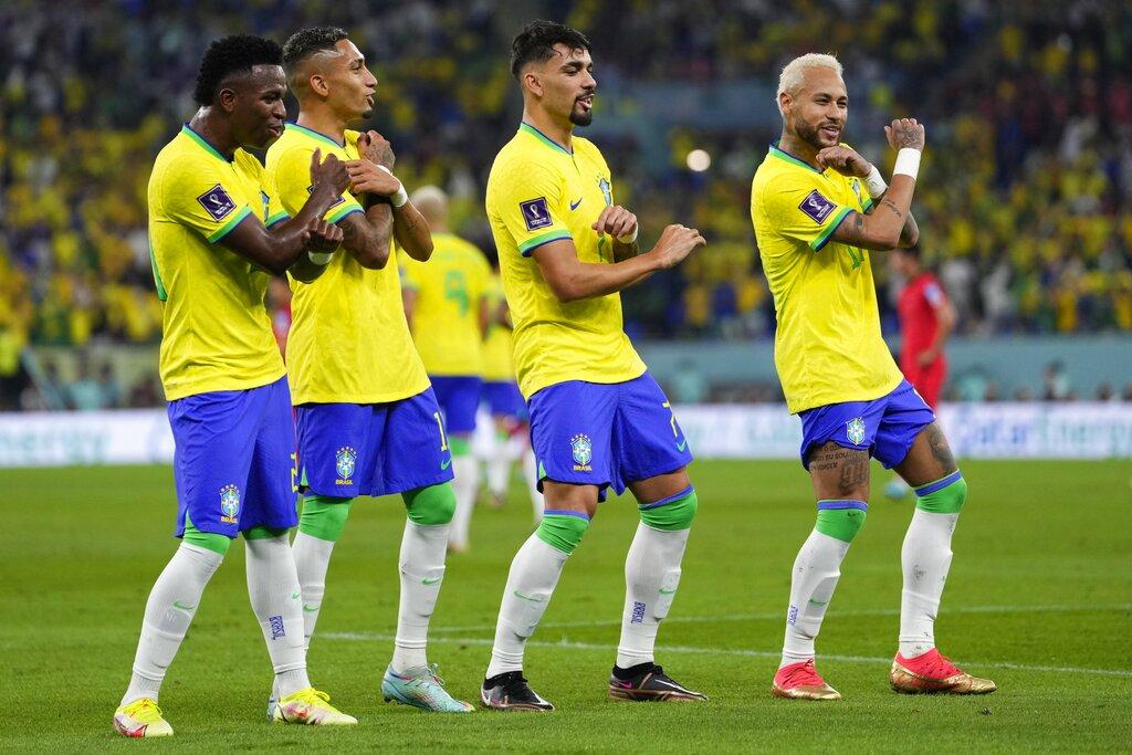 巴西雲尼斯奧斯、拉芬夏、柏基達與尼馬一同跳舞慶祝入球。(美聯社)