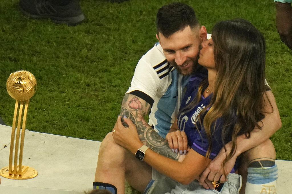 美斯捧走世界盃後一家人慶祝。(美聯社)