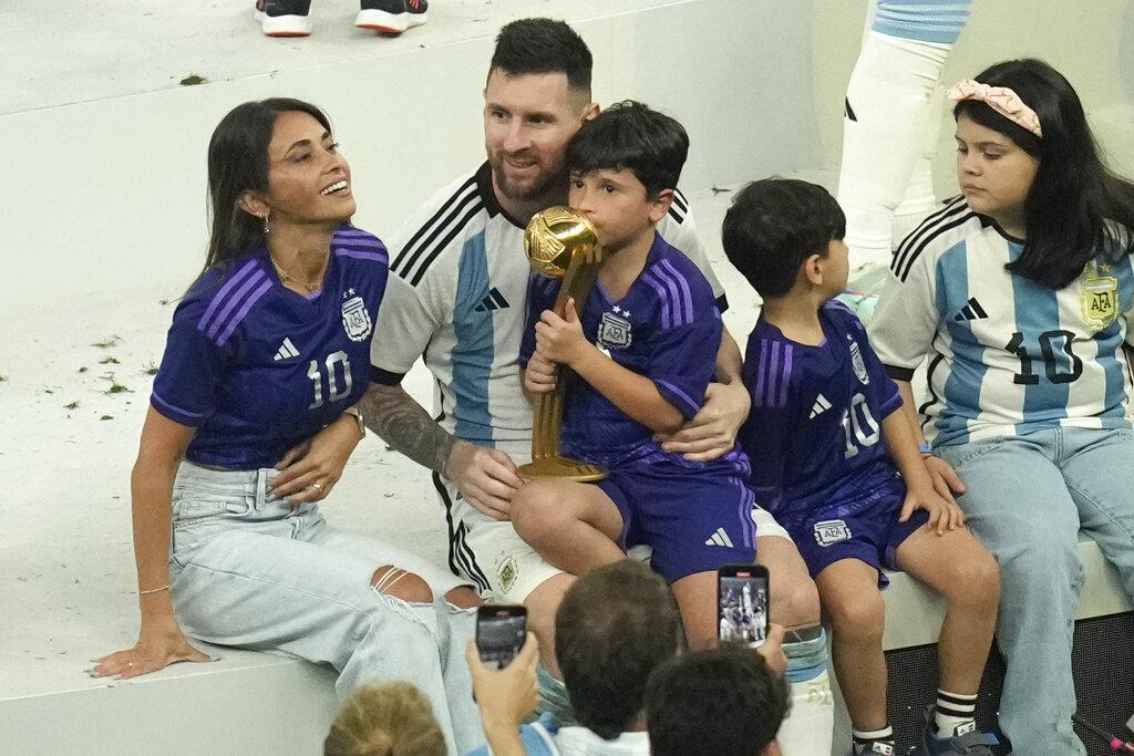 美斯捧走世界盃後一家人慶祝。(美聯社)