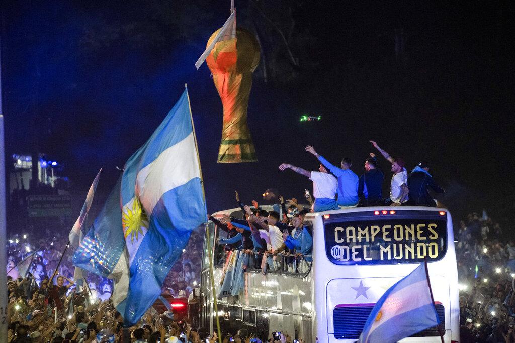 阿根廷人通宵迎接國家隊凱旋。(美聯社)