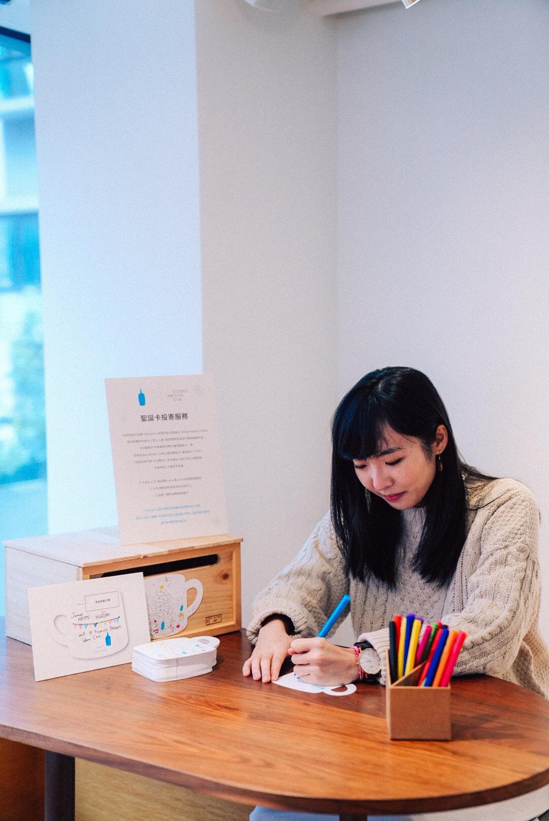 假日市集當日消費的客人均可獲一張由本地品牌Inkchacha設計、以Sincerely, Blue Bottle為主題的聖誕卡,寫上祝福句及本地地址後,品牌會代為寄出。