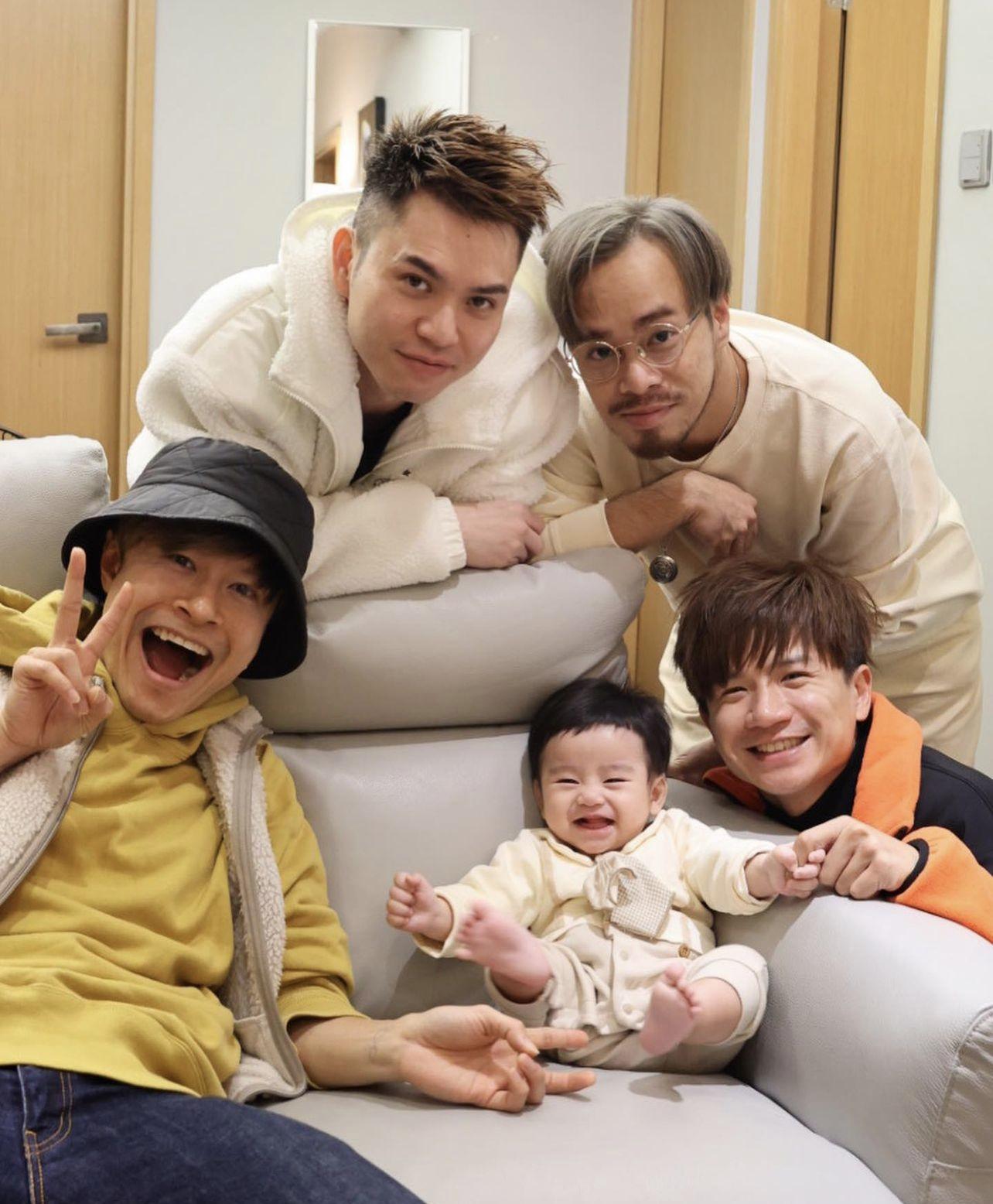 釗峰在社交平台上載四子與可愛太子的合照。