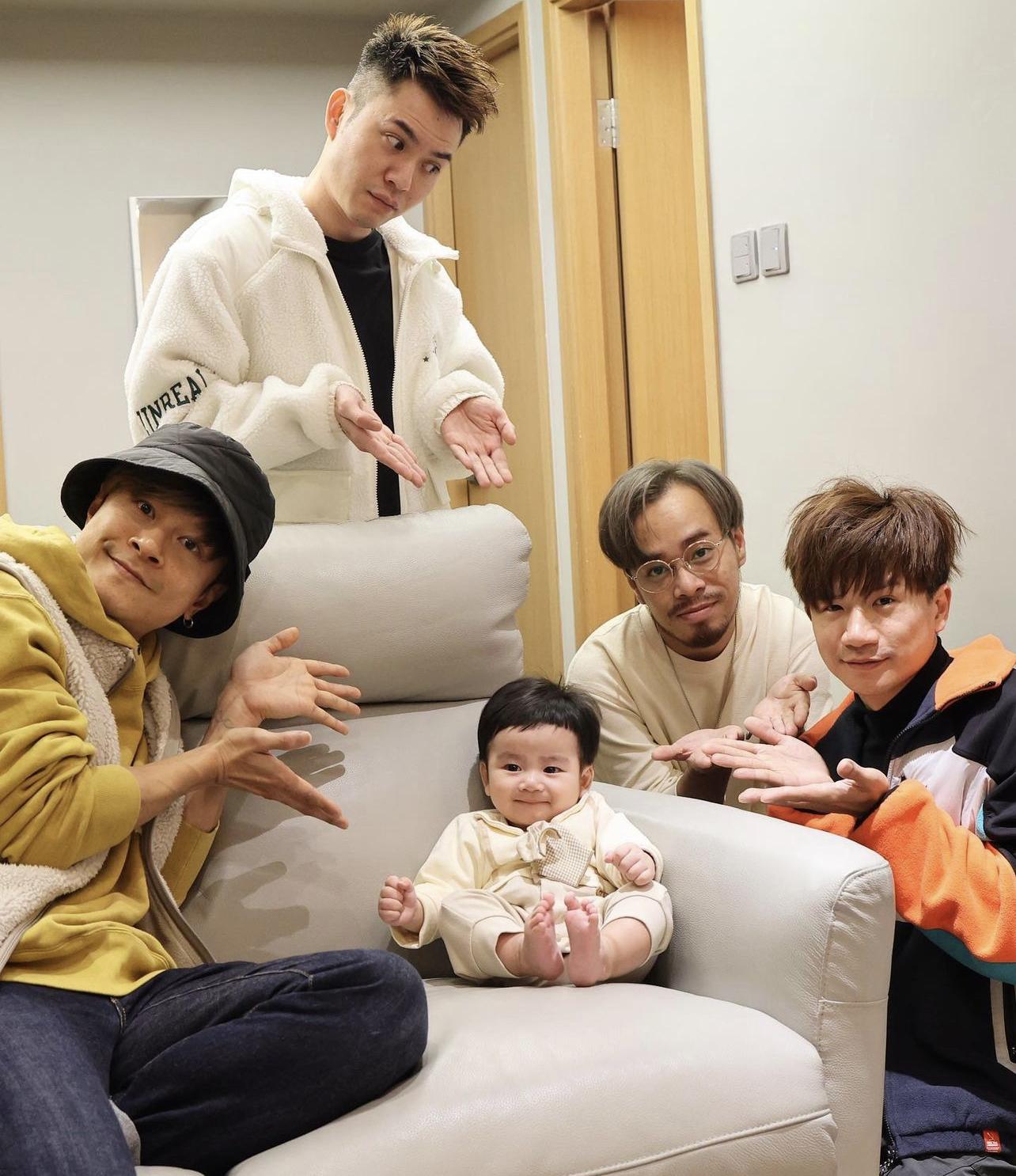 釗峰對於兄弟霎眼已為人父親,大表感動。