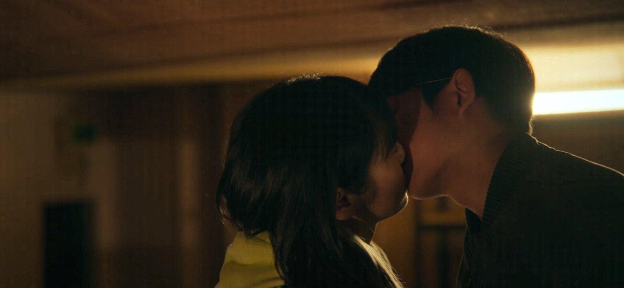 丁海寅與女拍檔金慧峻有甜蜜咀戲。