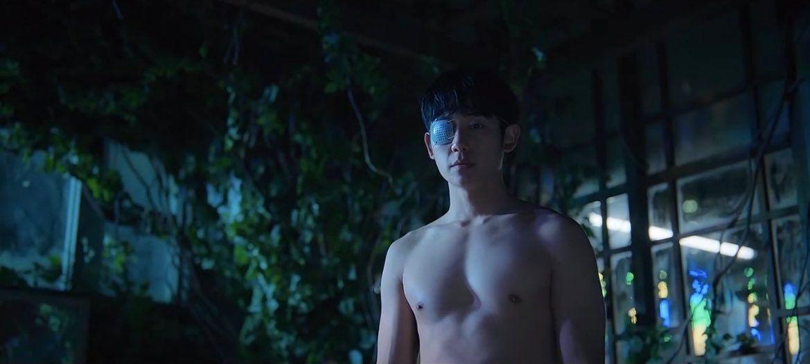 丁海寅首兩集有全裸鏡頭,慷慨地露股上陣。