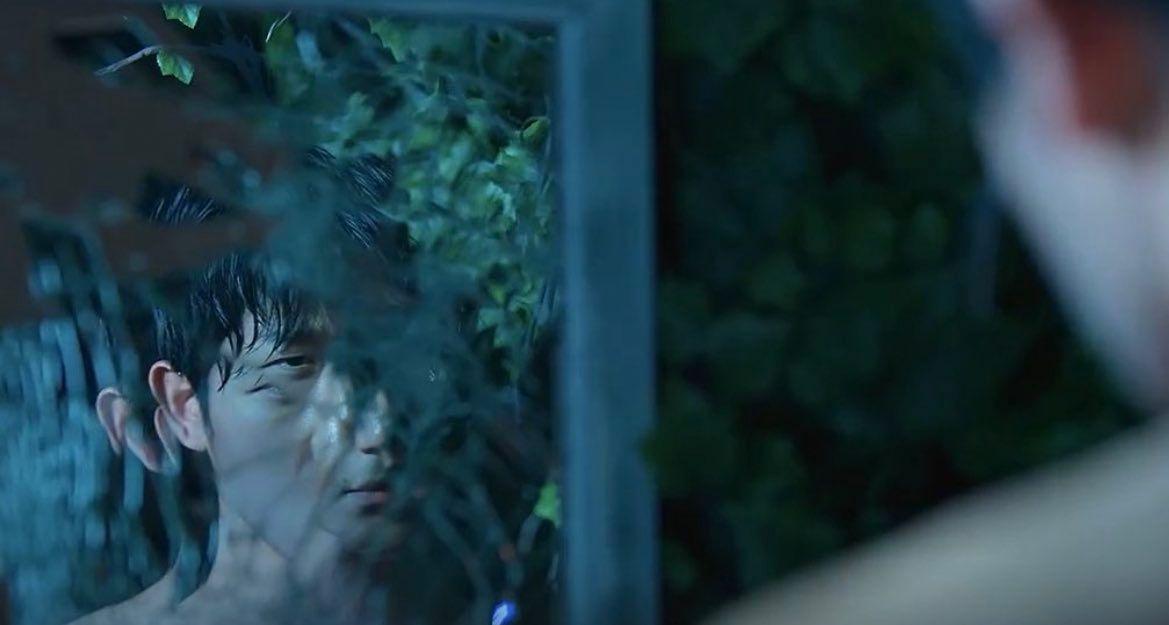 丁海寅首兩集有全裸鏡頭,慷慨地露股上陣。