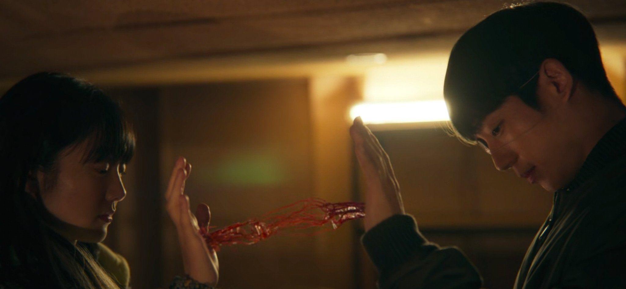 丁海寅與女拍檔金慧峻有甜蜜咀戲。