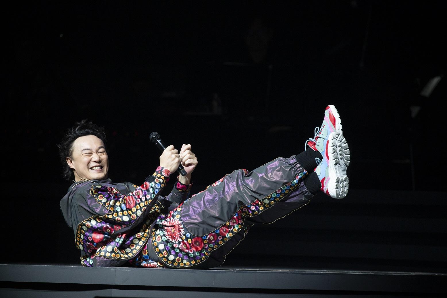 Eason做Leg Raise crunch(下肢挺舉捲腹) ,維持了1分零6秒,事後高呼好痛。