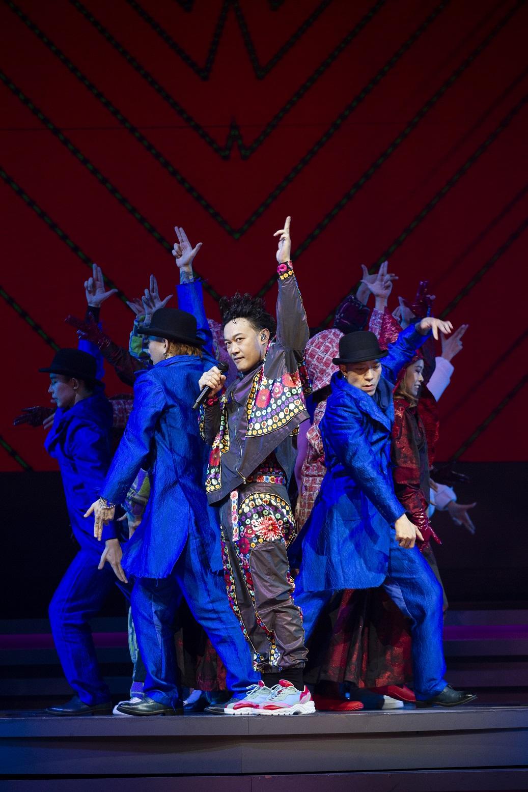 Eason 心情大好,即興表演Leg Raise crunch(下肢挺舉捲腹) ,維持了1分零6秒。