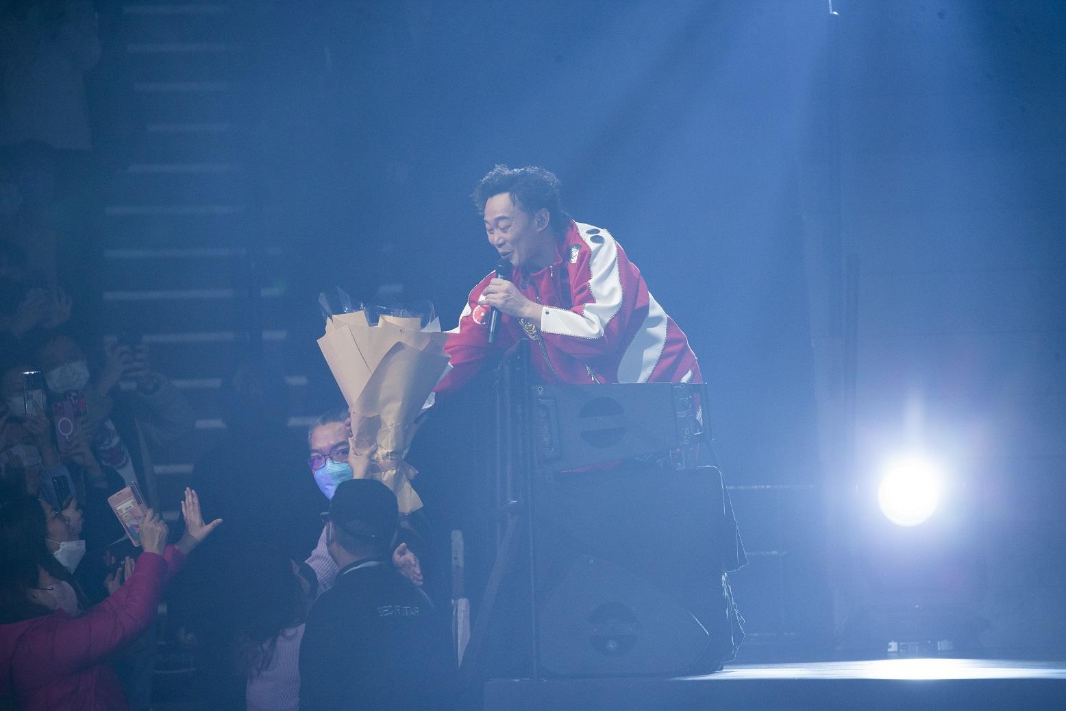 Eason收花後立即以消毒酒精噴手,笑言個台好貴,要做好防疫唱足25場。